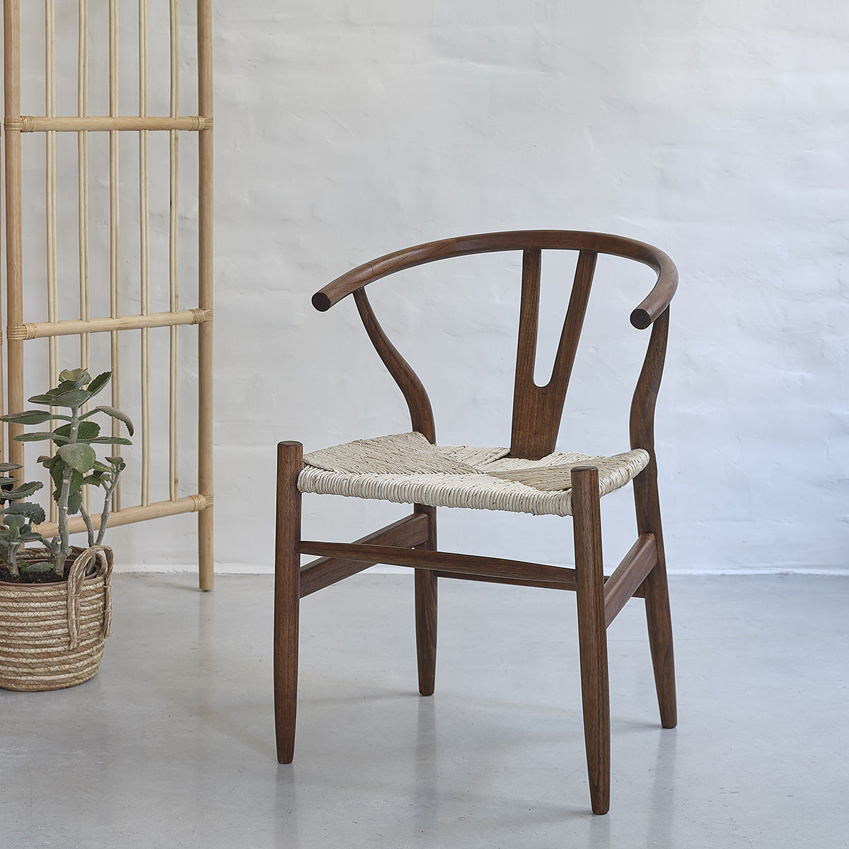 CAMILLE - Set aus 2 Stühlen aus massivem Mindi mit Nussbaum-Oberfläche und natürlichem Seilsitz