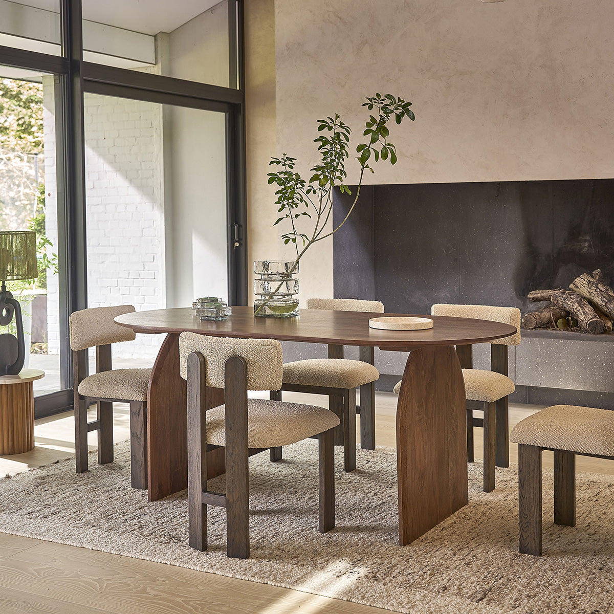 OCTAVIE - Tisch aus massivem Mangoholz mit Walnuss-Finish 6/8 pers.