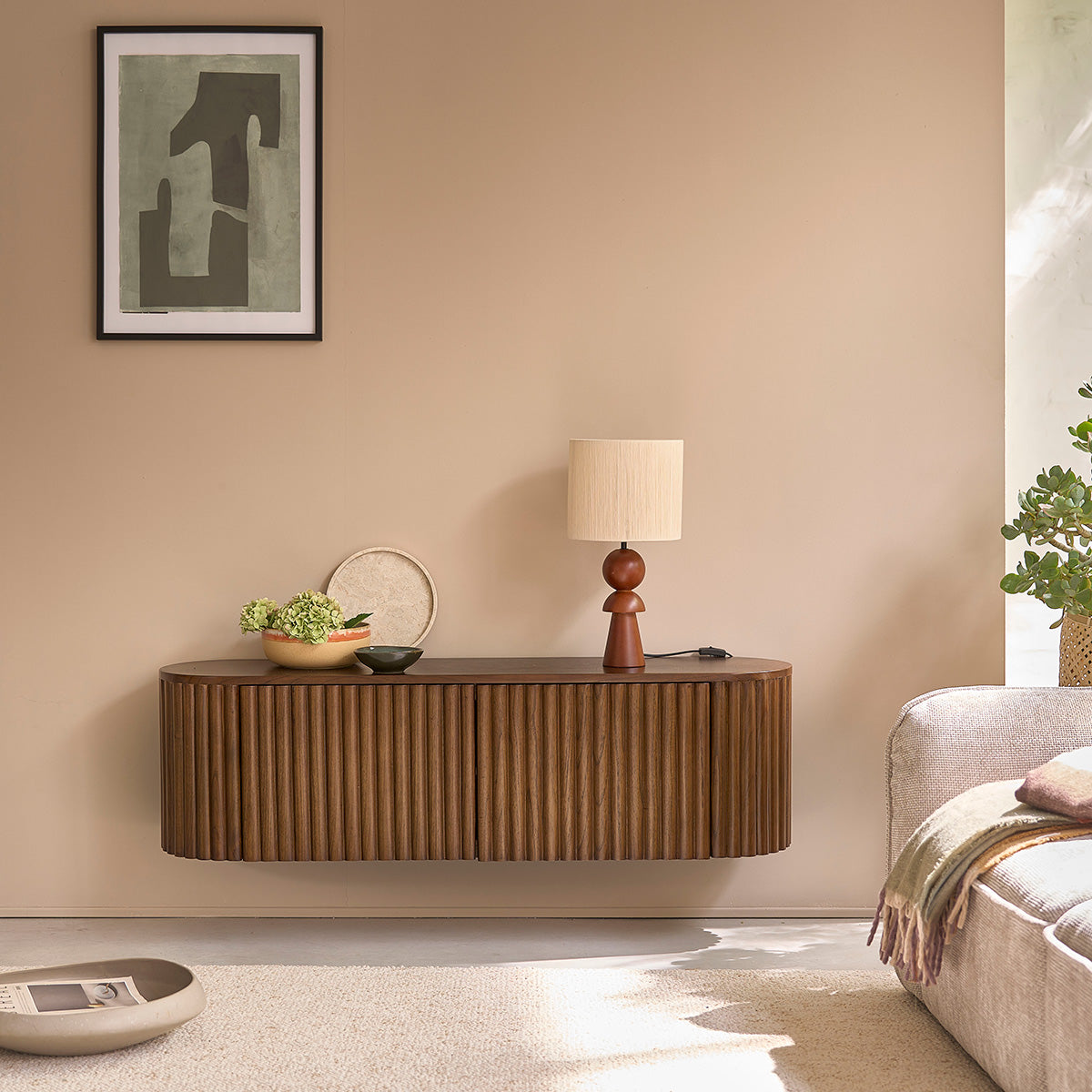 TRINIDAD - Mobile porta TV sospeso in legno di mindi con finitura in noce da 140 cm