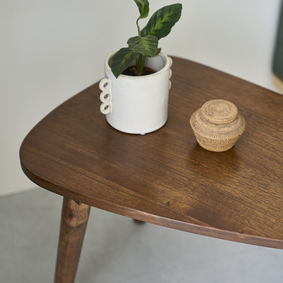 BRUNE - Table basse en mindi massif finition noyer 62 cm