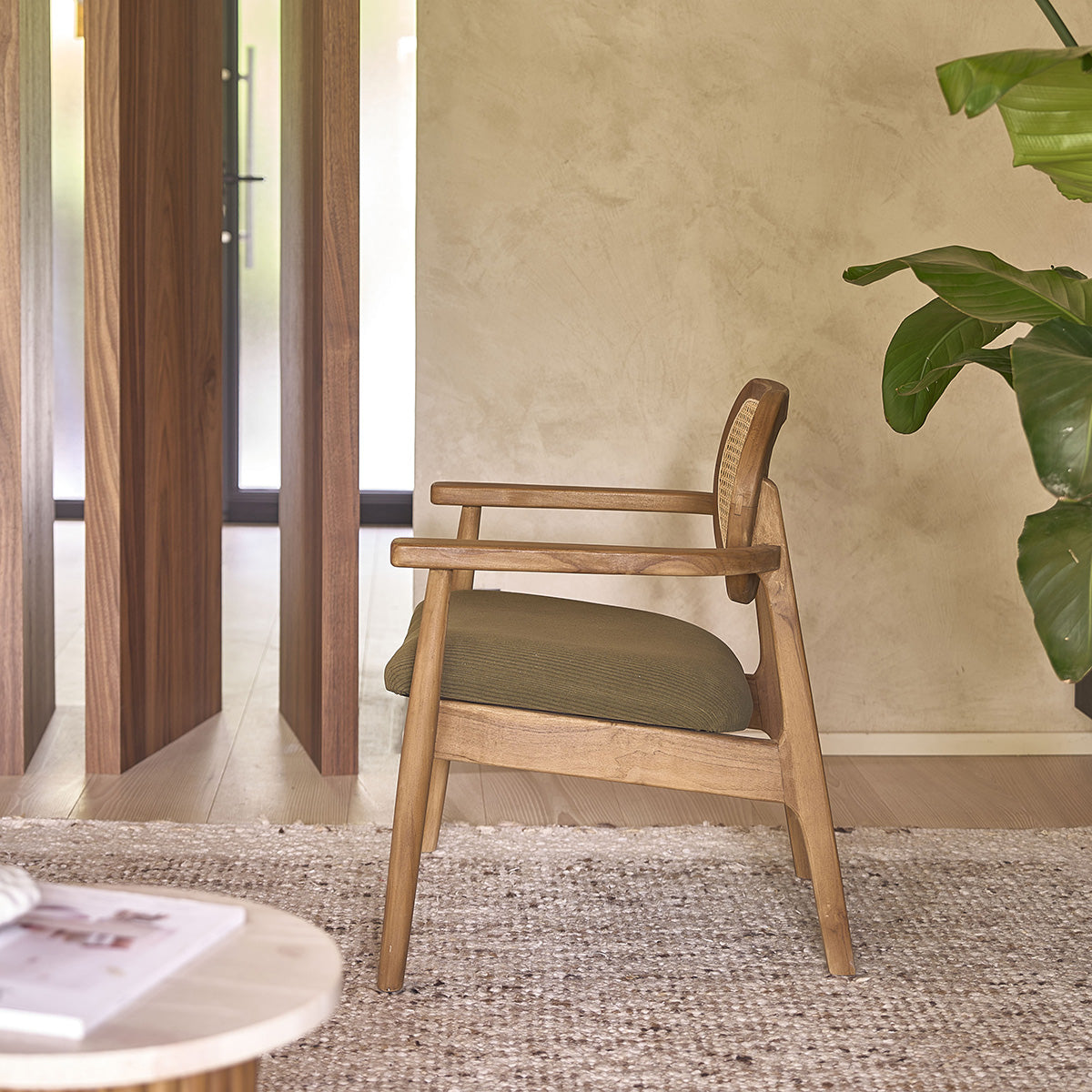 SABI - Poltrona in teak massello, cannage e tessuto di velluto a coste color kaki