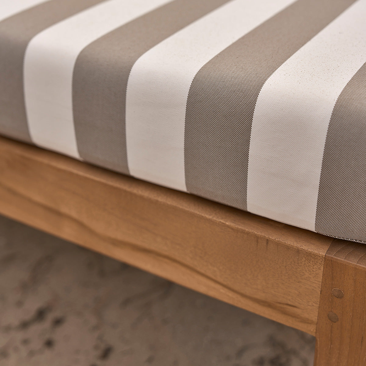 PALMA - Gartensessel aus massivem Teakholz und gestreiften Kissen