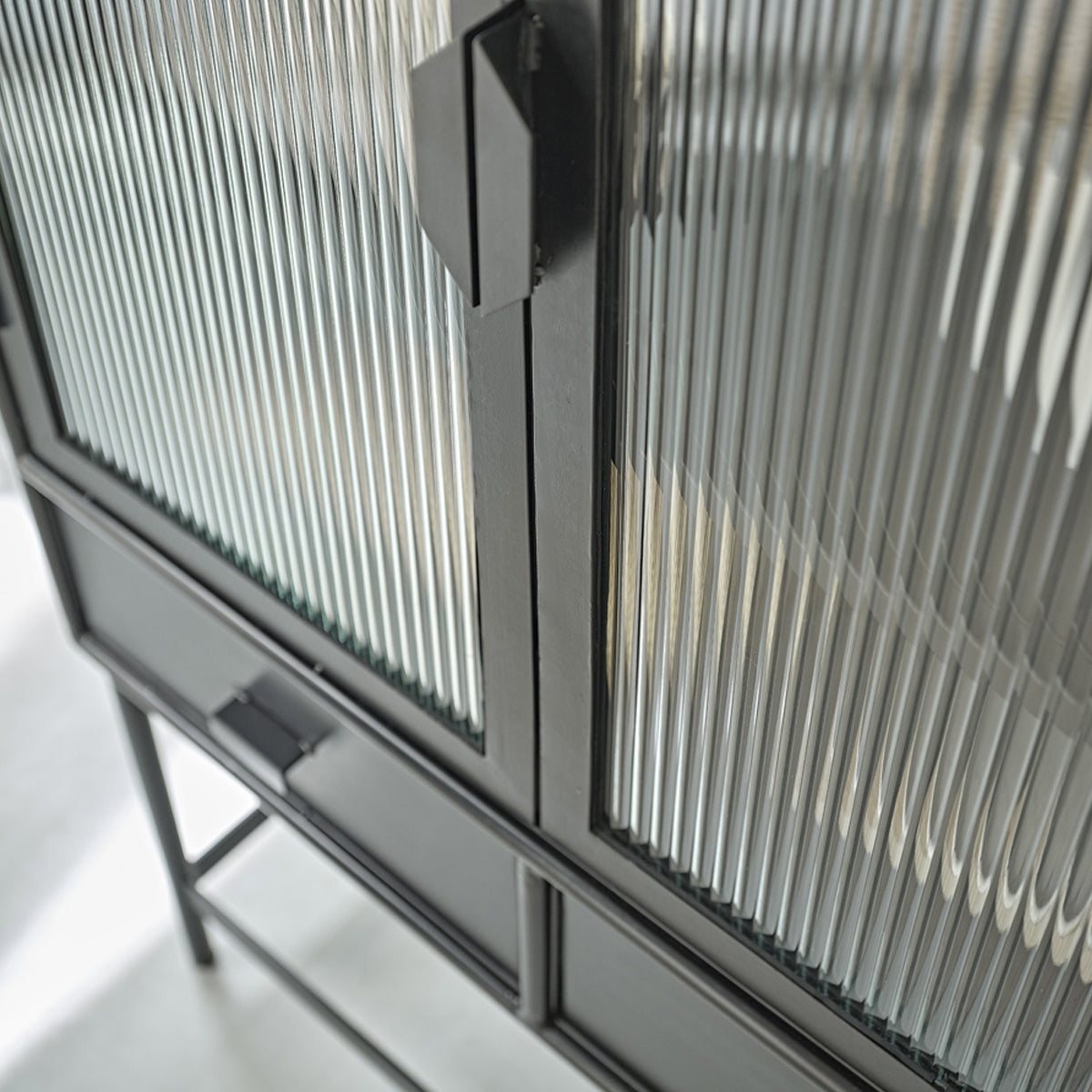 OCTAV - Geschirrschrank aus Metall und Wellglas 90 cm