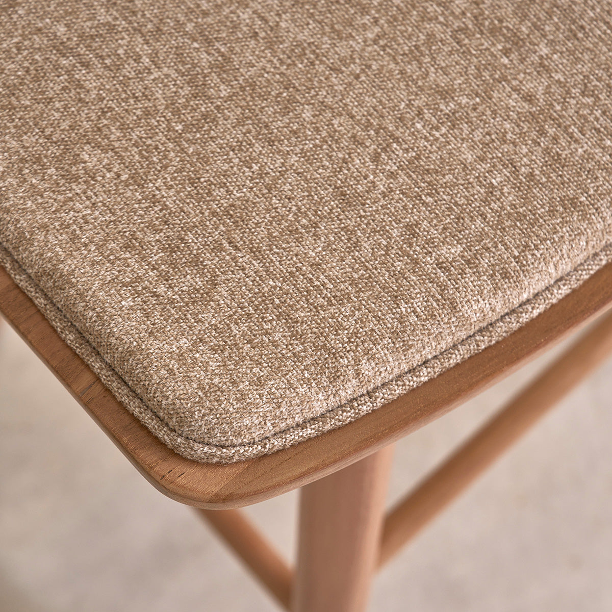 AMBRE - Lot de 2 tabourets en teck massif et velours grège 45 cm