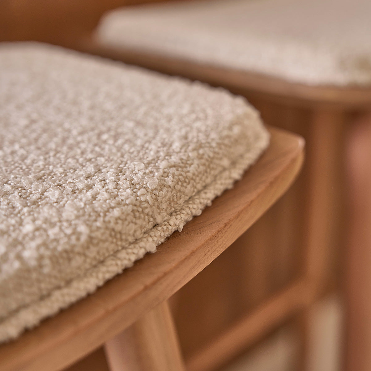 AMBRE - Set di 2 sgabelli in teak massello con seduta bouclé 65 cm