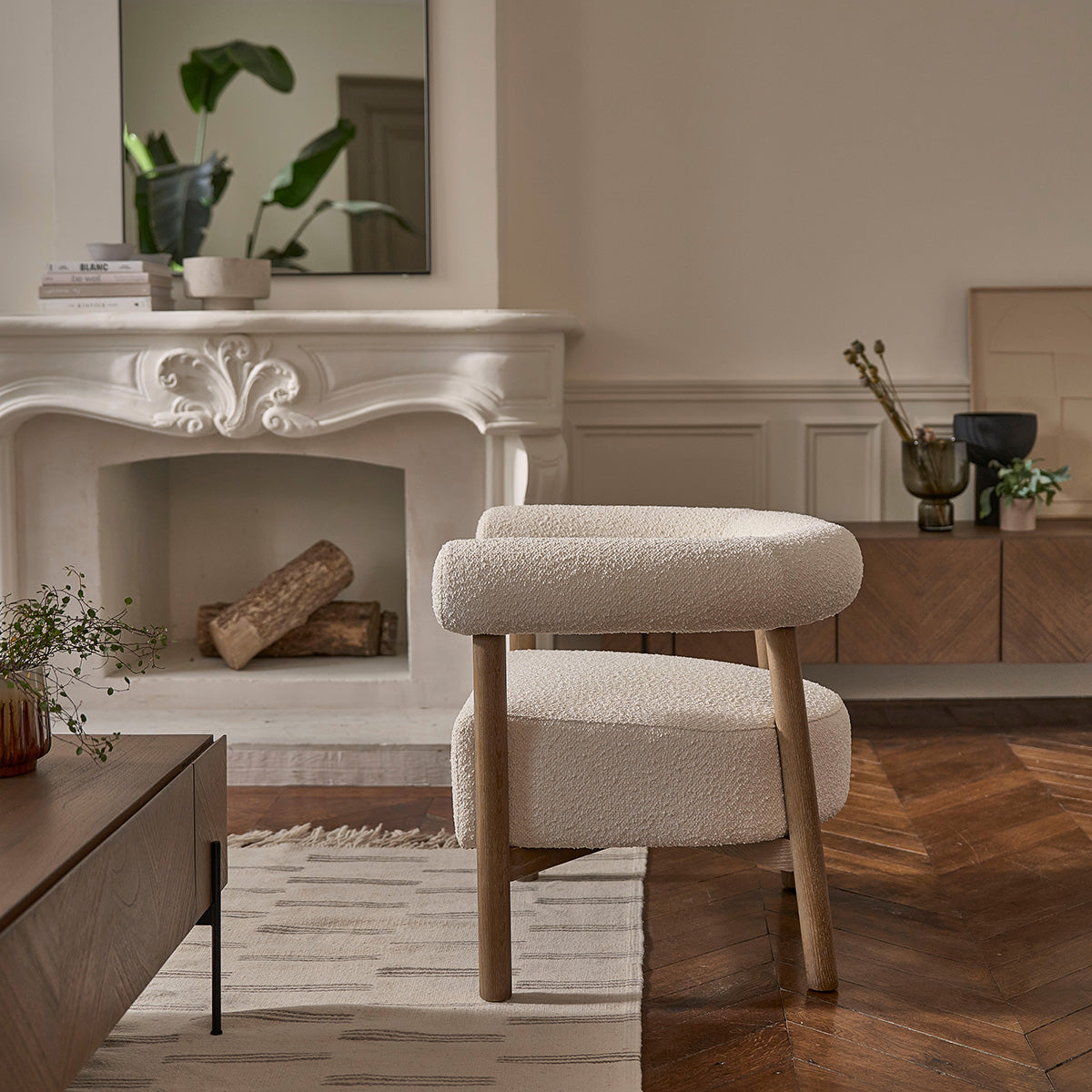 DUNE - Runder Sessel aus Eichenholz und naturfarbenem Bouclé-Stoff