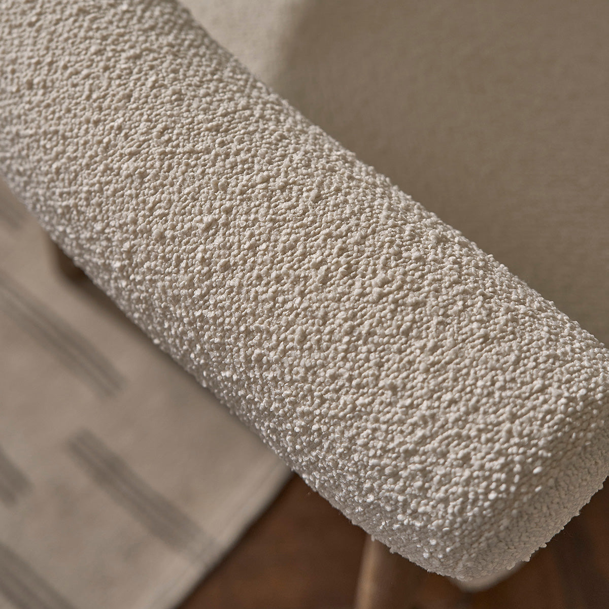 DUNE - Fauteuil rond en chêne massif et tissu bouclette écrue