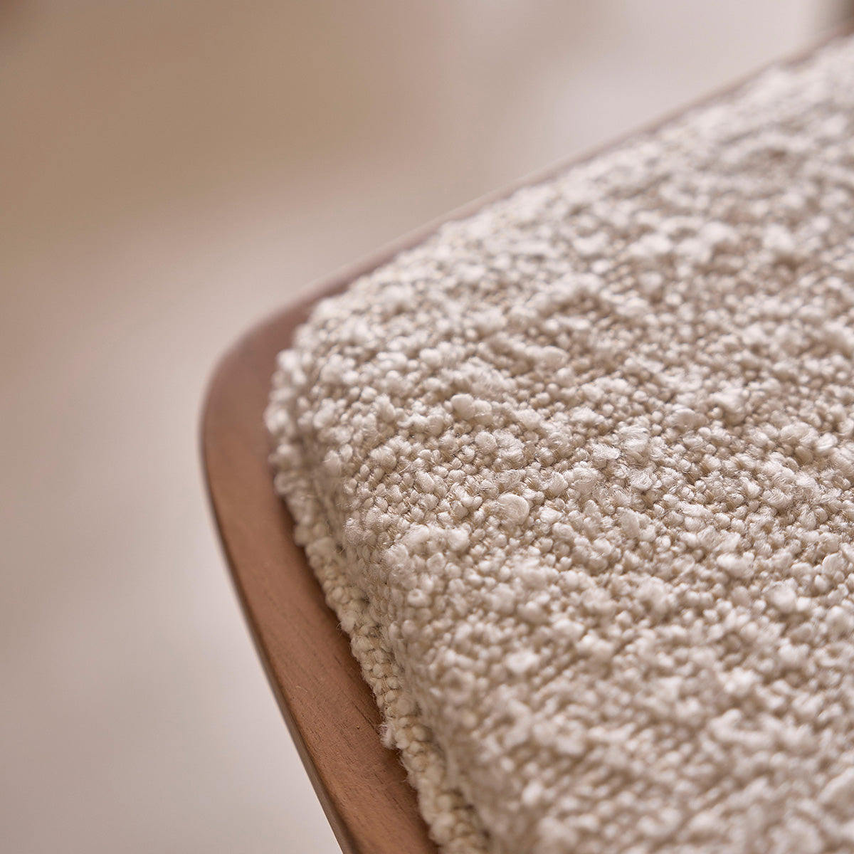 AMBRE - Set von 2 Barhockern aus massivem Teakholz Bouclé-Sitz 65 cm