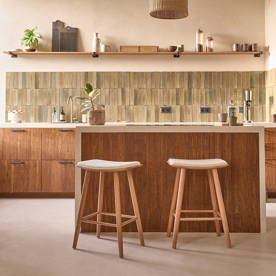 AMBRE - Set di 2 sgabelli in teak massello con seduta bouclé 65 cm