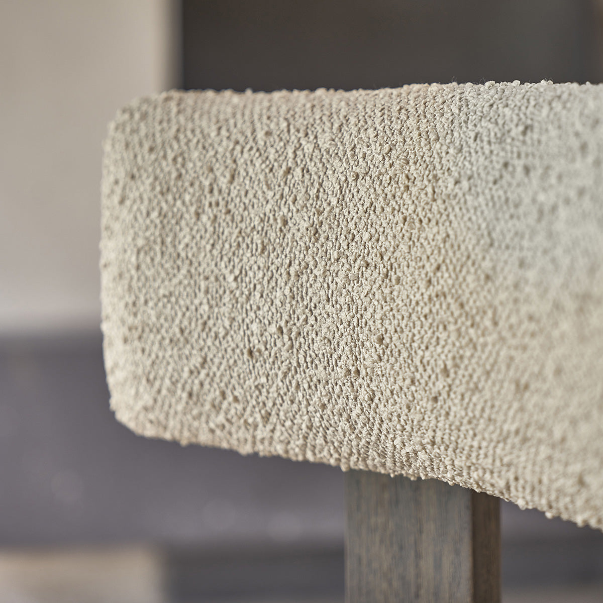 NOÉ - Sedia in rovere massello marrone con tessuto bouclé beige