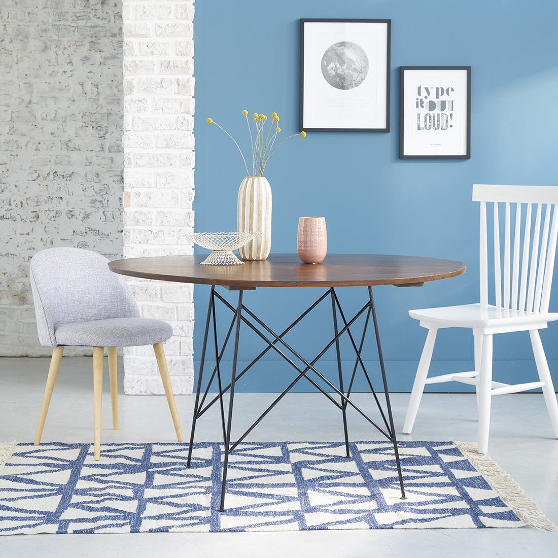 MILO - Table en mindi massif finition noyer 4 pers.