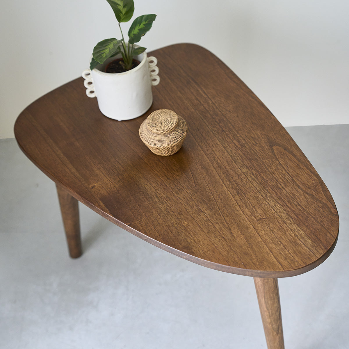 BRUNE - Table basse en mindi massif finition noyer 62 cm