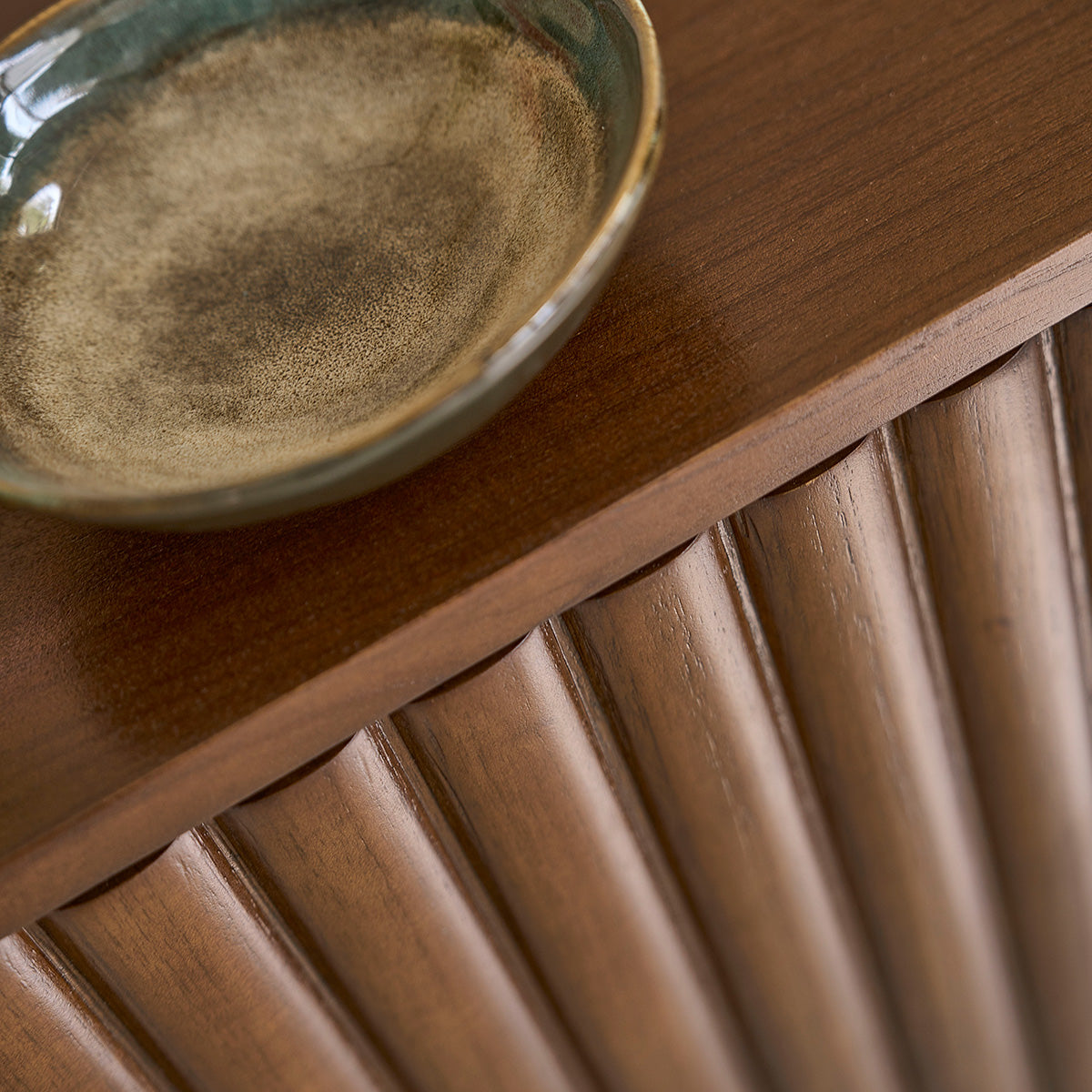 TRINIDAD - Mobile porta TV sospeso in legno di mindi con finitura in noce da 140 cm