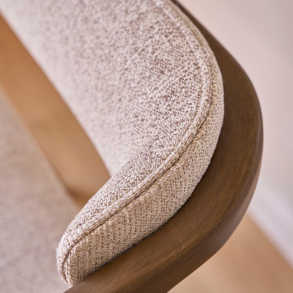 ÉLOI - Stuhl aus Massivholz und strukturiertem Stoff, cremefarbend