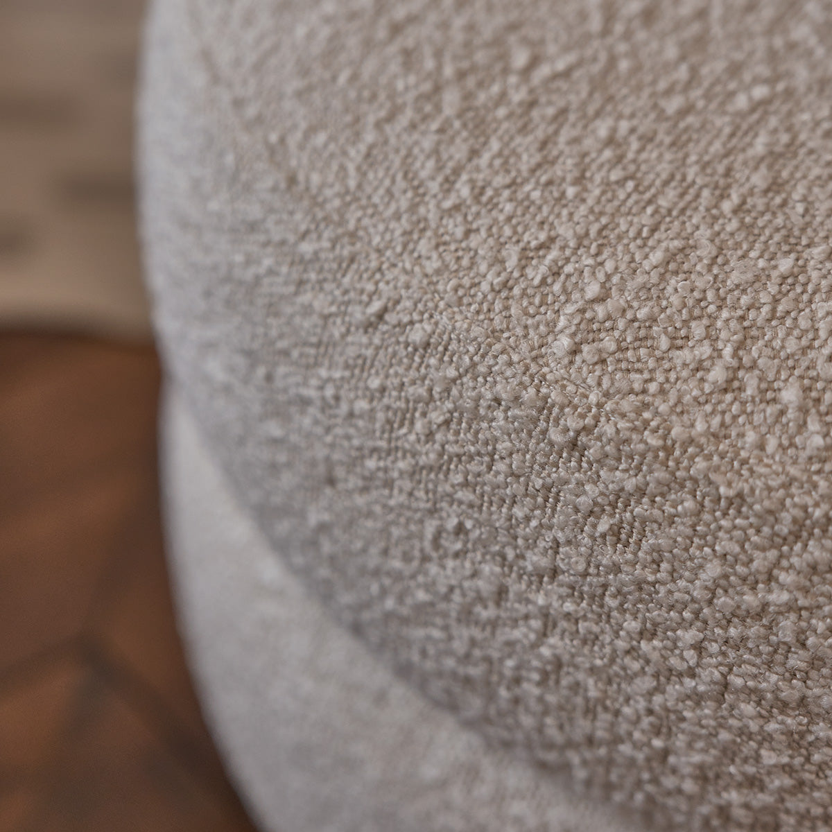 TANE - Hocker aus massivem Mindi und weißem Bouclé-Stoff Ø55 cm