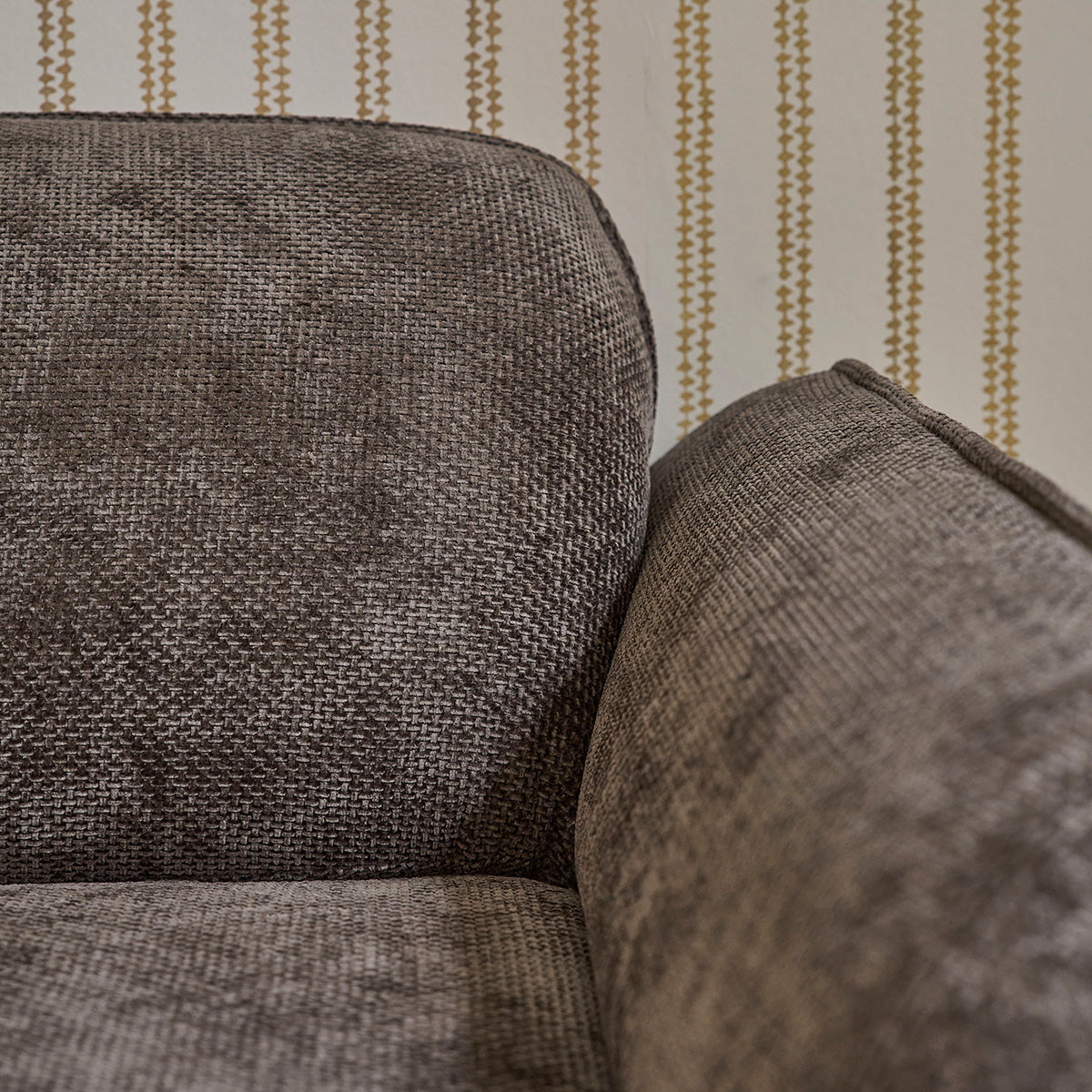 HECTOR - Divano dritto a 4 posti in legno massello e tessuto in velluto intrecciato moka