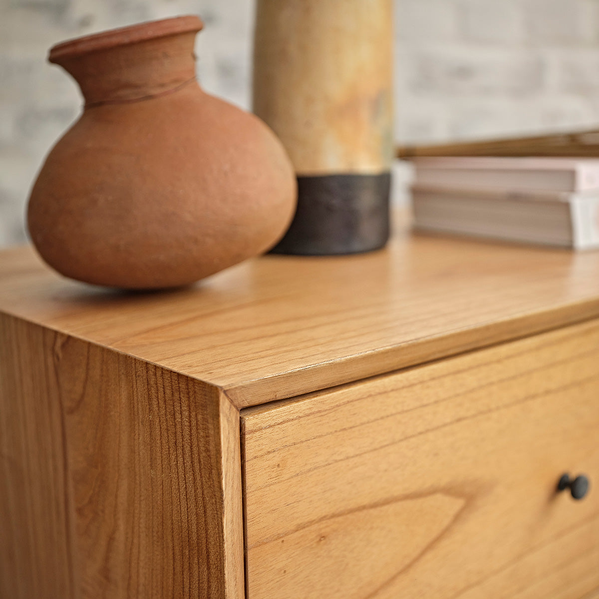 PIA - Schrank aus massivem Mindi 160 cm