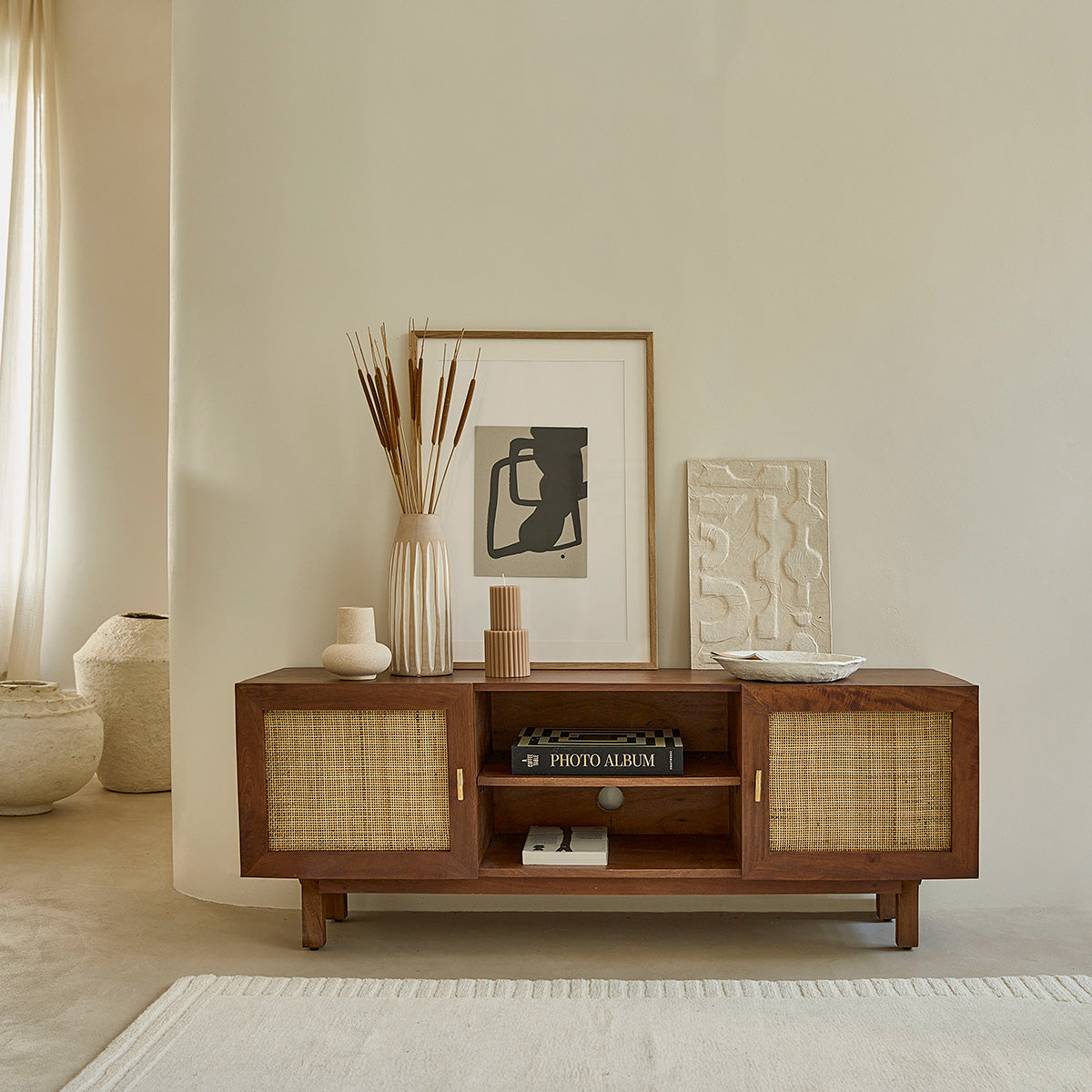 RAPHAEL - Mobile TV in mango massello finitura in noce e midollino 140 cm