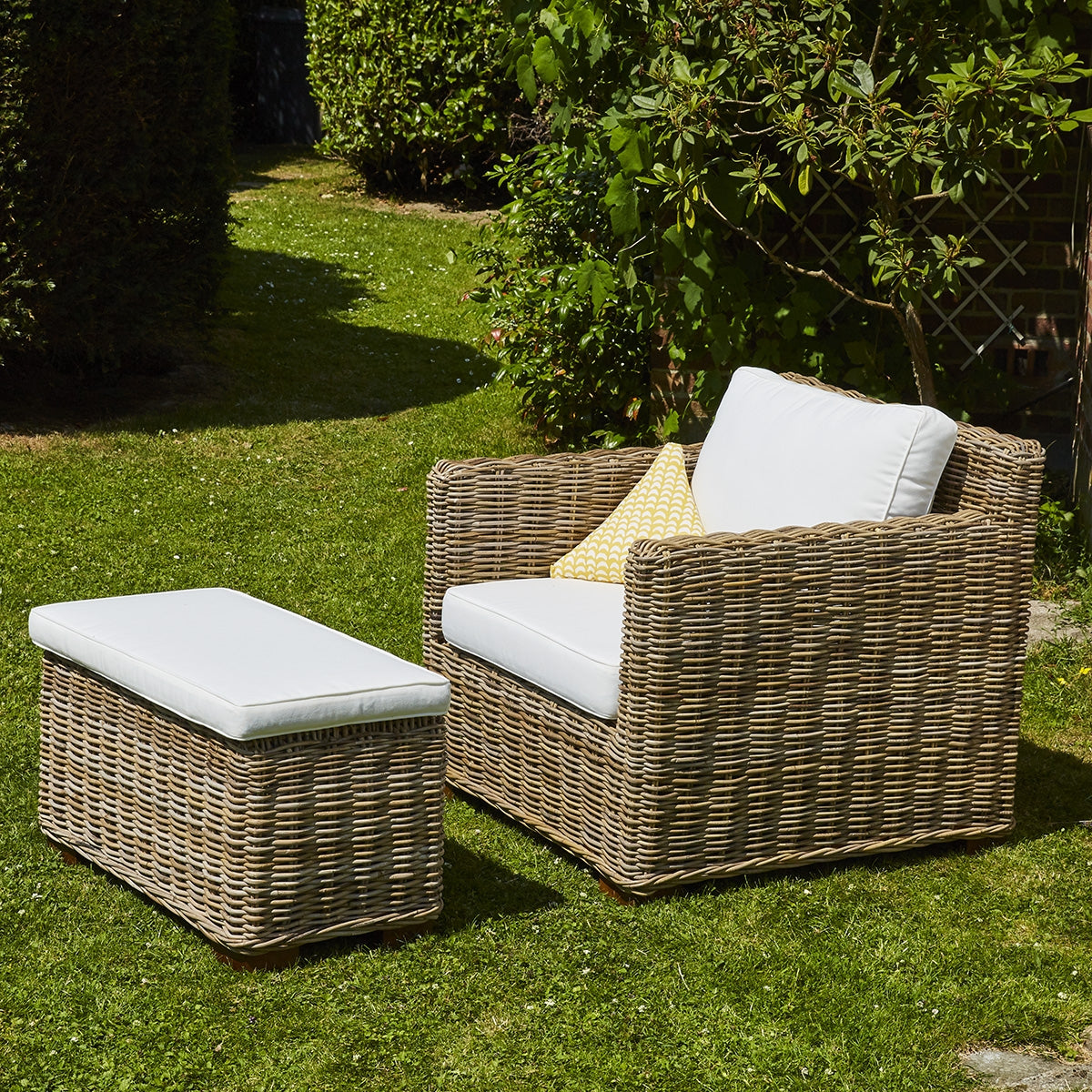 MUSA - Fauteuil de jardin en kubu naturel avec pouf