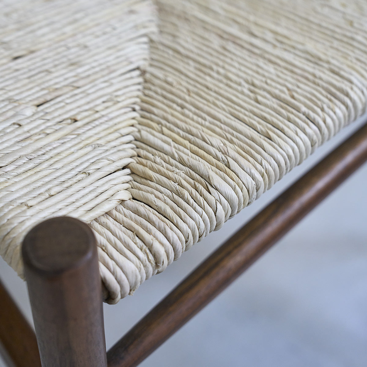 CAMILLE - Lot de 2 chaises en mindi massif finition noyer et corde naturelle