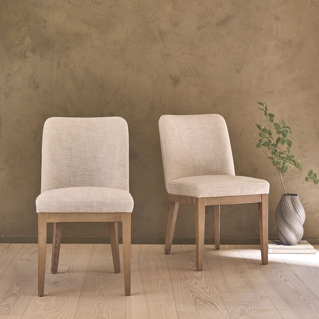 MARGOT - Set aus 2 Stühlen aus massiver Eiche und Leinenstoff