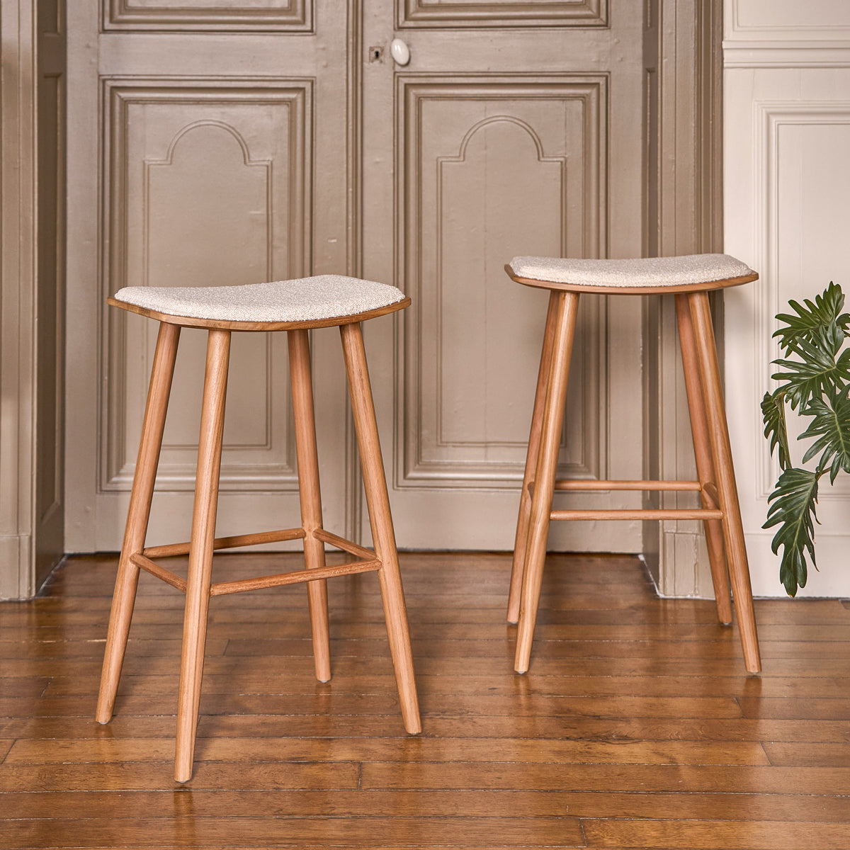 AMBRE - Lot de 2 tabourets de bar en teck massif assise bouclette 75 cm