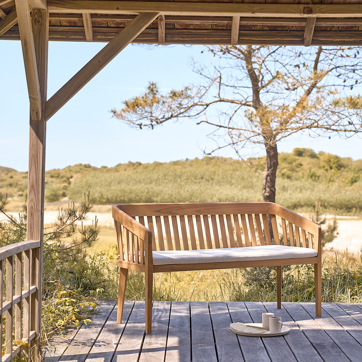 BARI - Panchina da giardino arrotondata in teak massello da 150 cm con cuscino