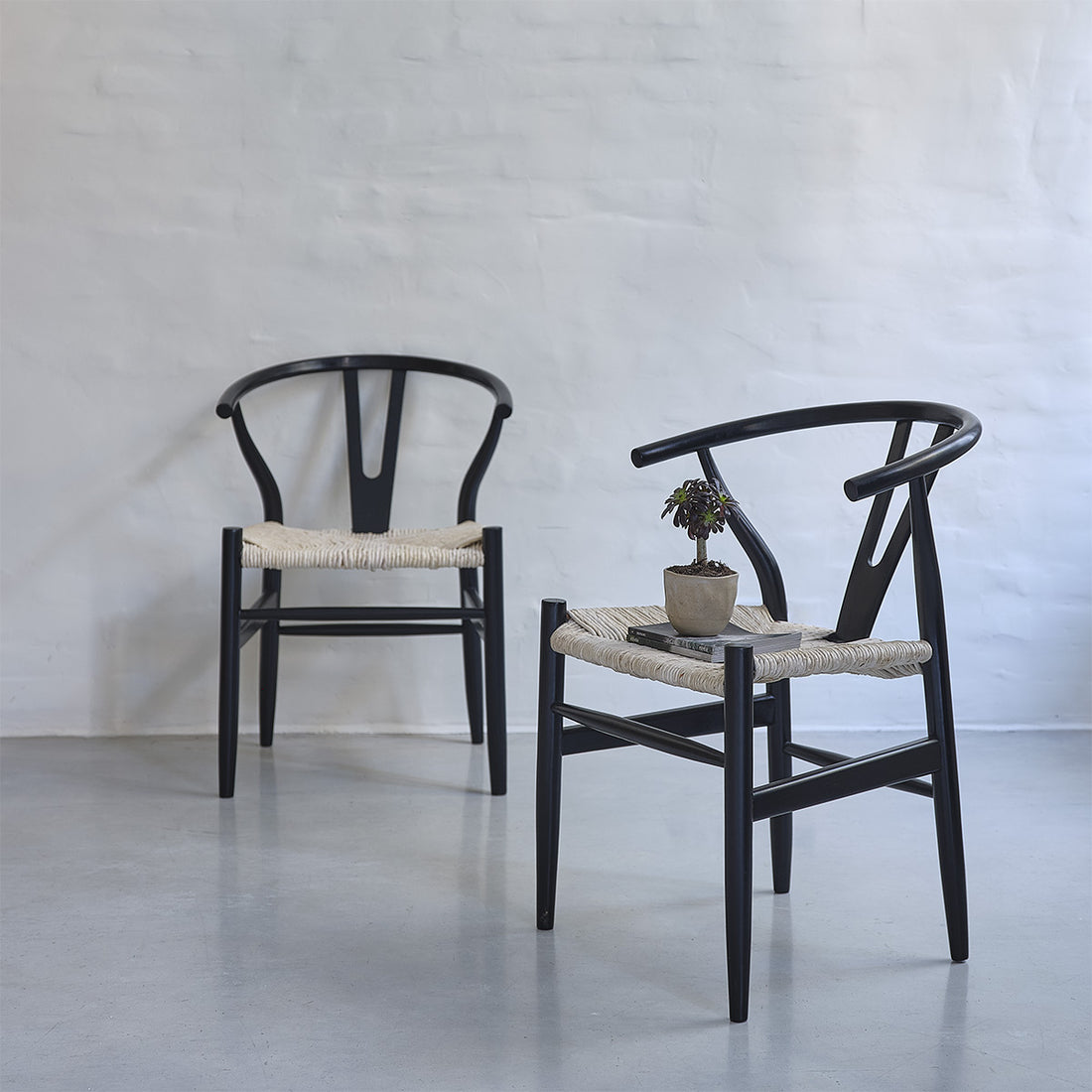 CAMILLE - Set di 2 sedie in mindi massello nere con corda naturale