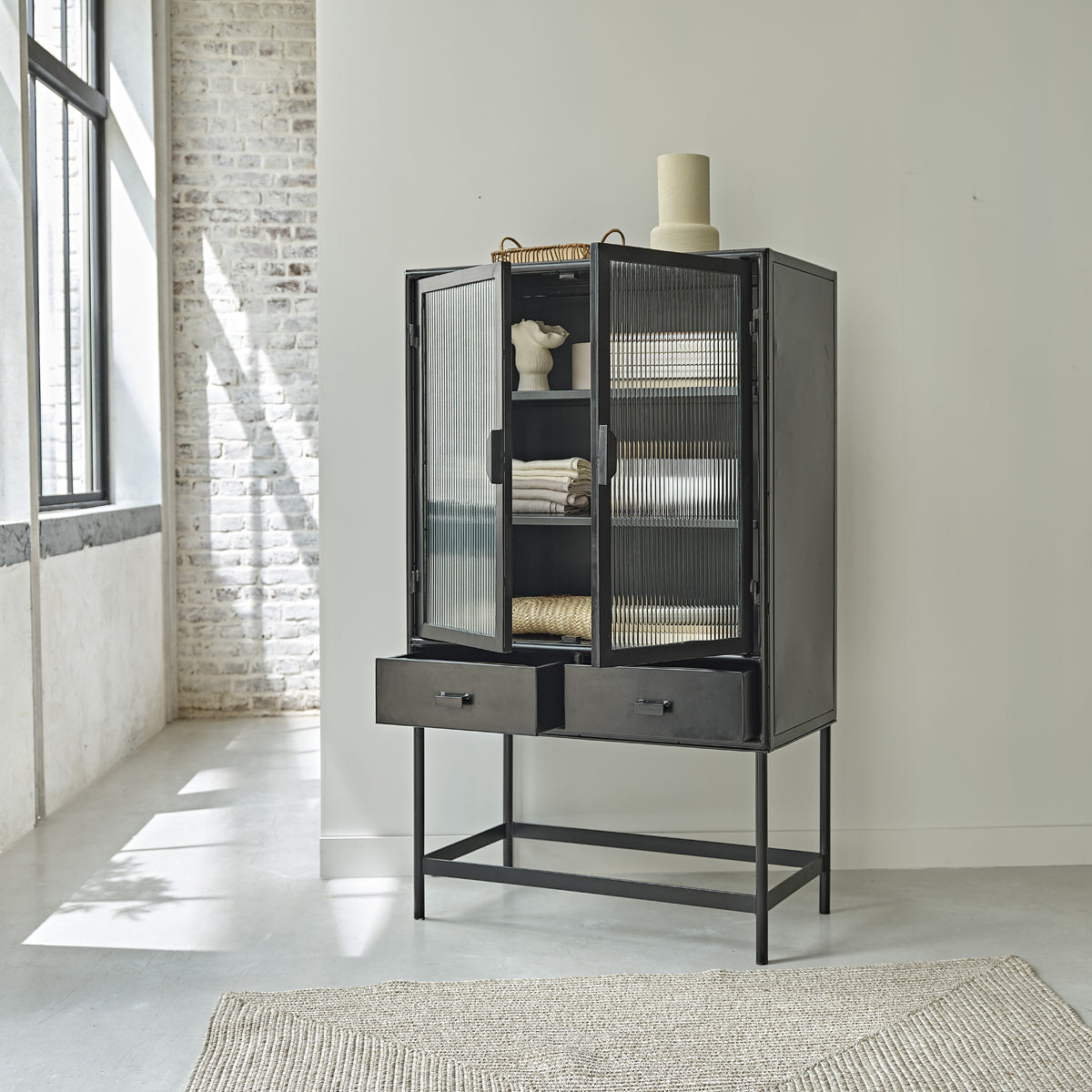 OCTAV - Geschirrschrank aus Metall und Wellglas 90 cm