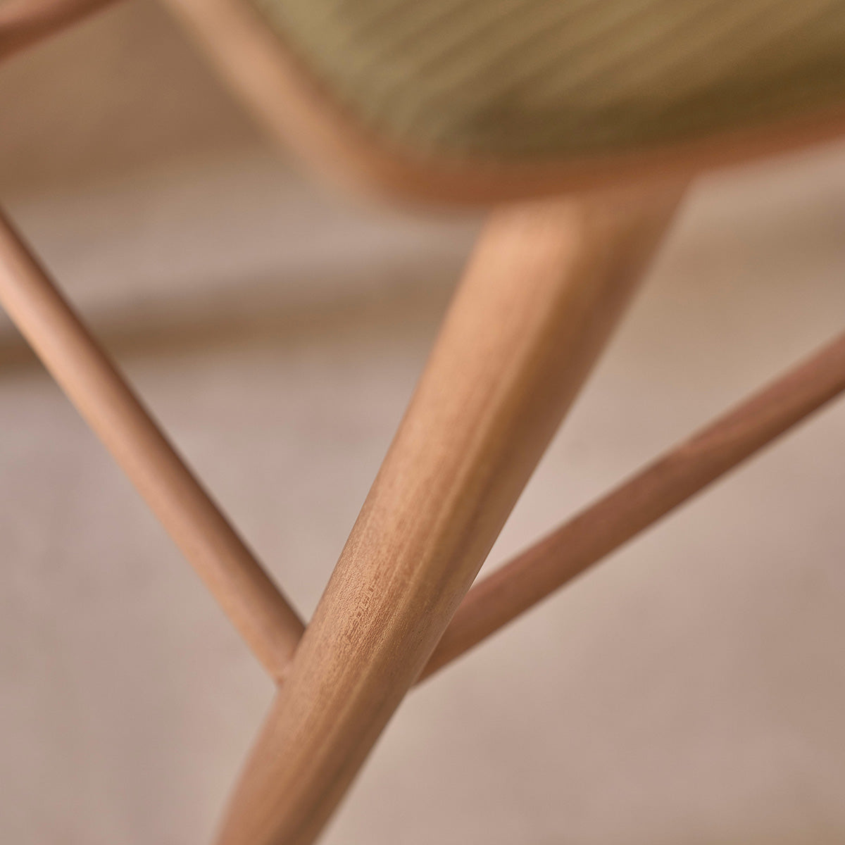 AMBRE - Set aus 2 Hockern aus massivem Teakholz und Bouclé-Sitz 65 cm