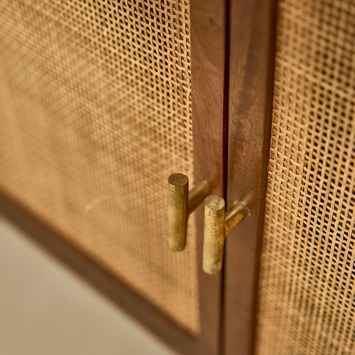 RAPHAEL - Libreria in mango e midollino finitura e noce 170 cm