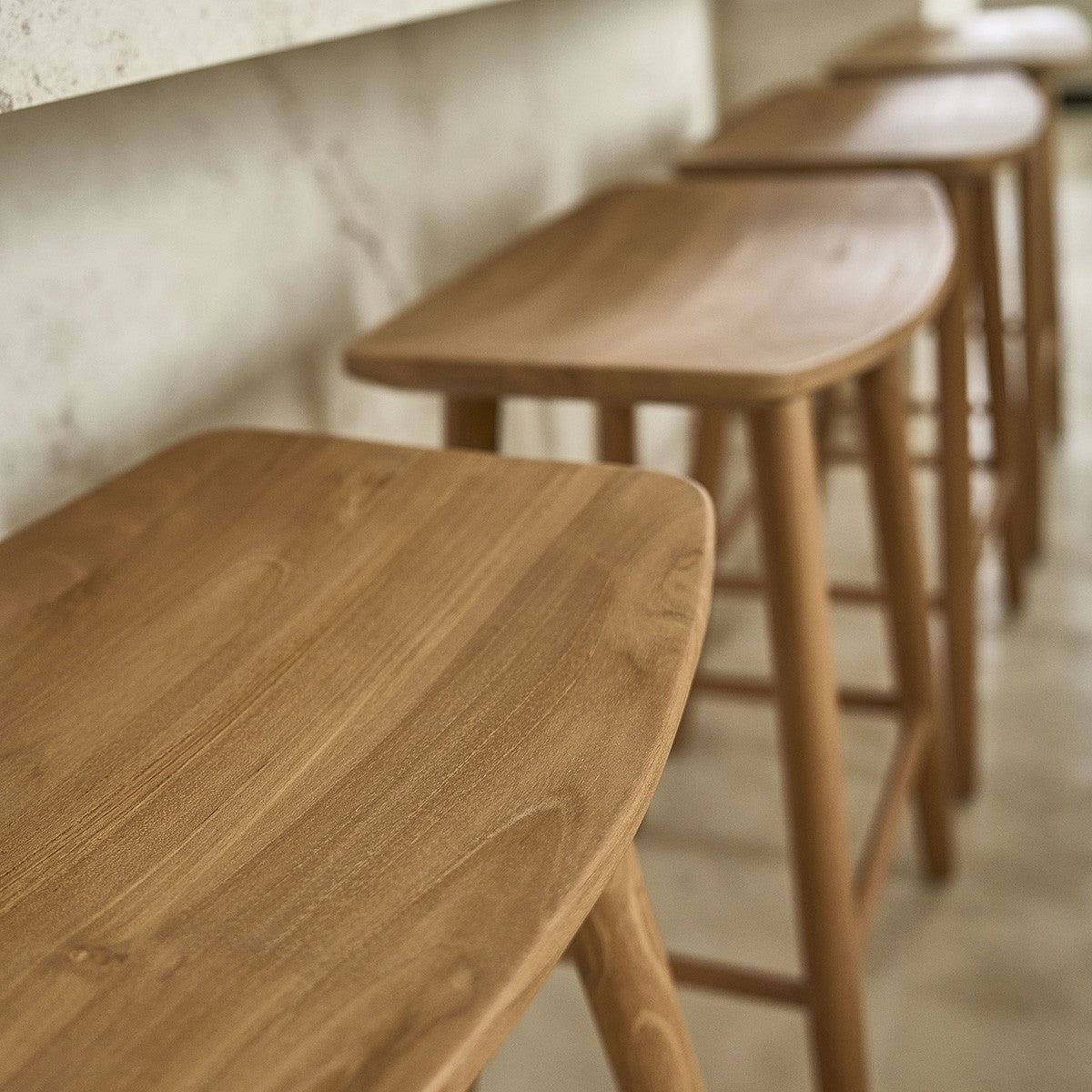 AMBRE - Lot de 2 tabourets en teck massif 75 cm