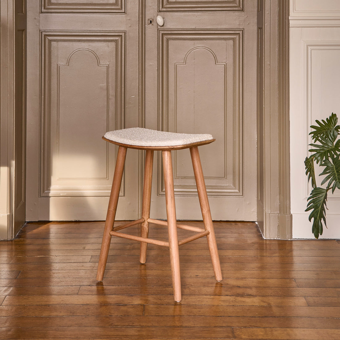 AMBRE - Sgabello da bar in teak massello con seduta bouclé 65 cm