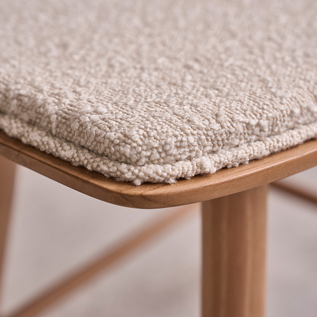 AMBRE - Set di 2 sgabelli in teak massello e tessuto bouclé, 45 cm