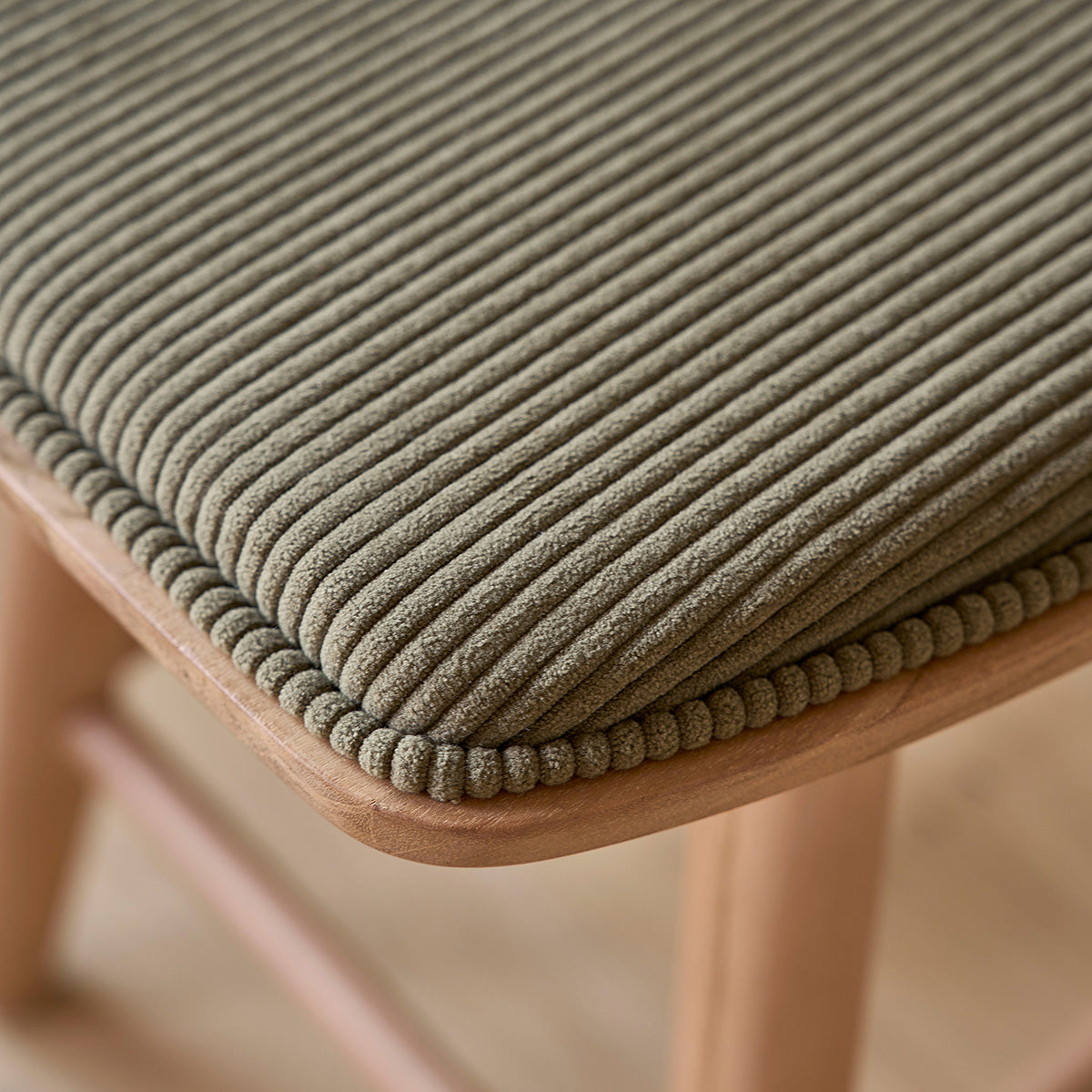 AMBRE - Set di 2 sgabelli in legno di teak, seduta in velluto a coste 45 cm