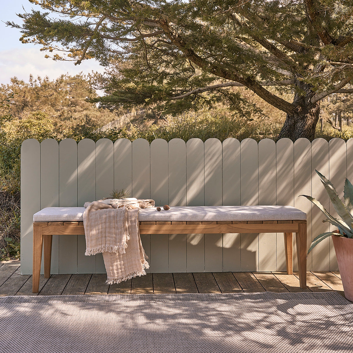 BARI - Banc de jardin en teck massif 180 cm avec coussin