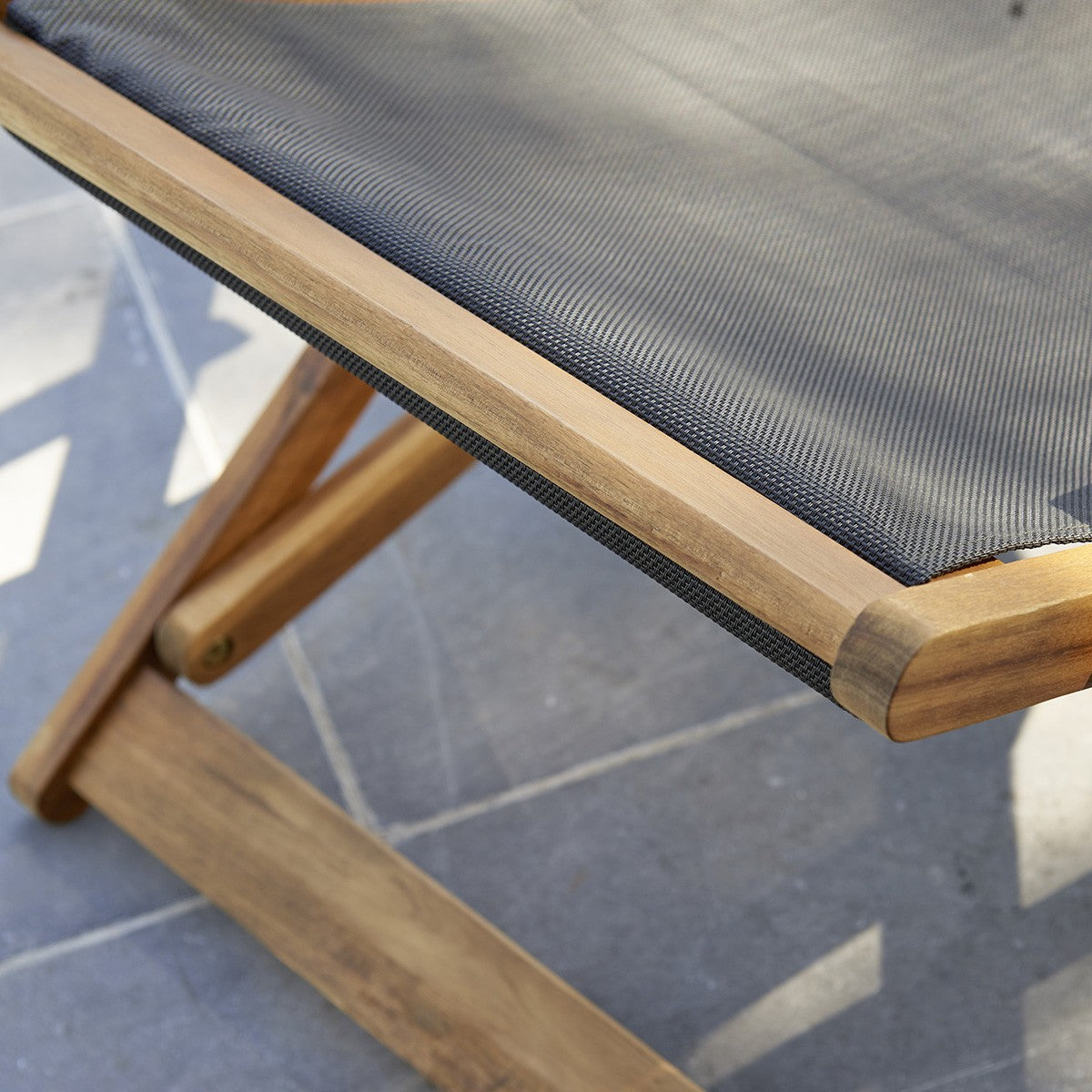 HANOÏ - Schwarze Liege aus massivem Akazienholz und Textilene