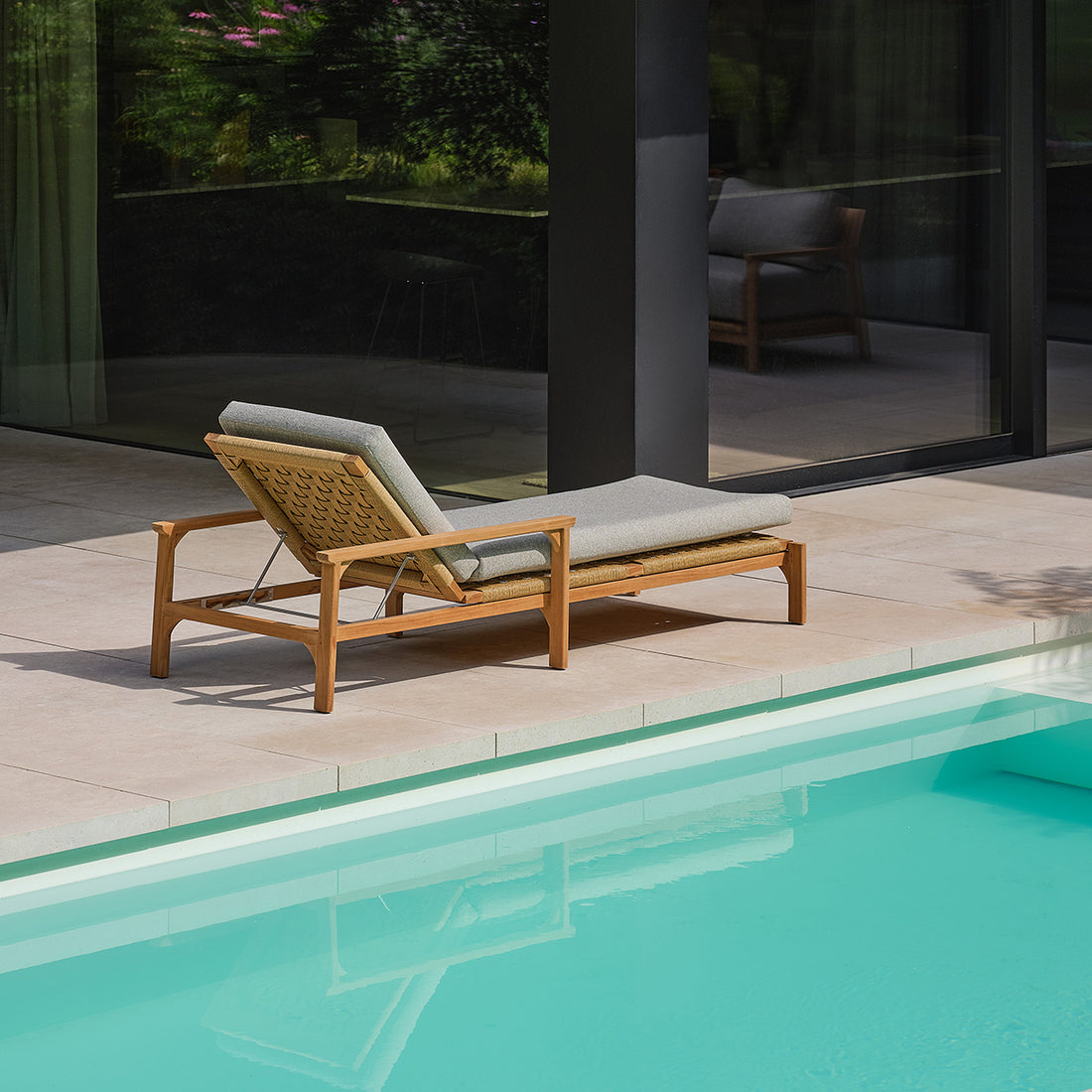 PIANA - Lettino prendisole reclinabile in teak massiccio con cuscini grigi melange