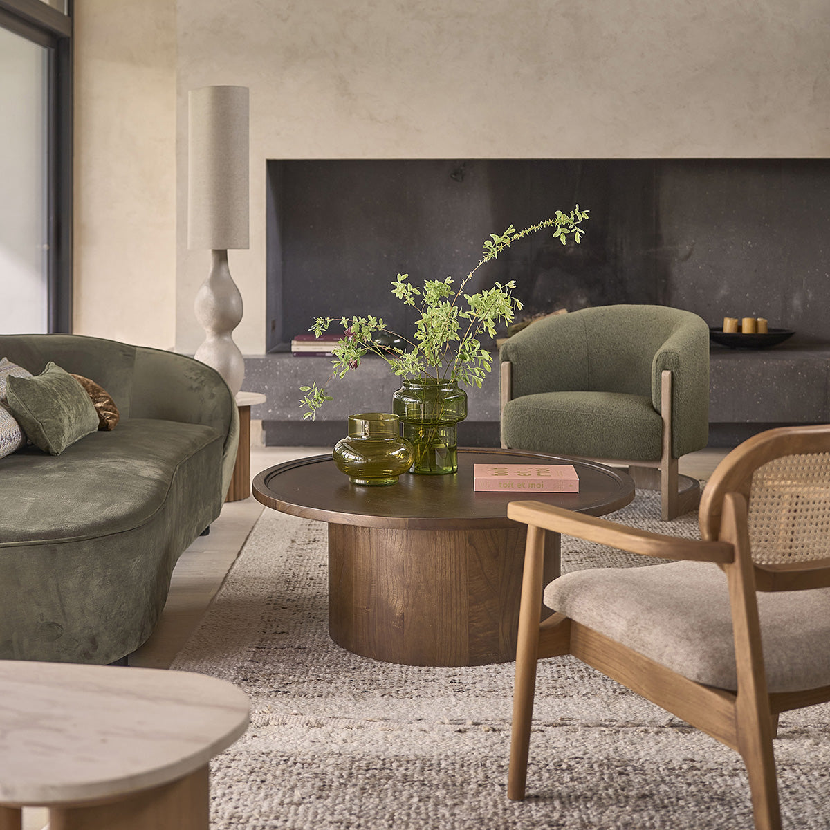 SOLÈNE - Table basse ronde en mindi massif finition noyer Ø 100 cm