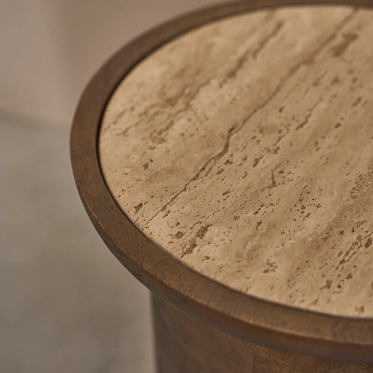 ELENA - Table d'appoint en bois de manguier et travertin ronde